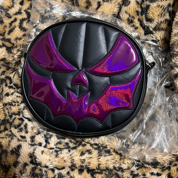 SOLD * New Bat mouth Pumpkin Black and Iridescent Purple/Plum LPS bag - Picture 1 of 3